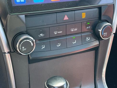 Used 2017 Toyota Camry SE image 7