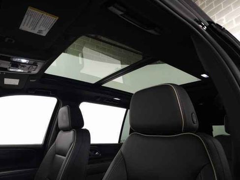 Used 2022 GMC Yukon XL SLT w/ SLT Premium Package image 21