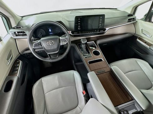 Certified 2022 Toyota Sienna XLE FWD image 19