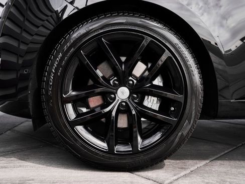 Used 2025 Land Rover Range Rover Long Wheelbase SE image 3