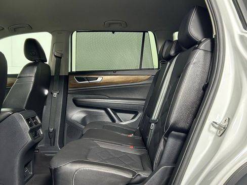 Used 2024 Volkswagen Atlas SE image 17