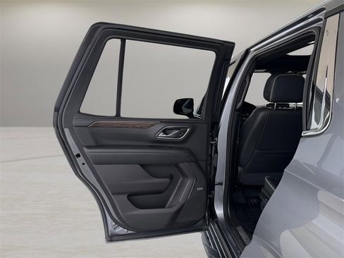 Used 2021 Chevrolet Tahoe Premier w/ Premium Package image 17