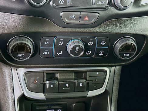 Used 2024 GMC Terrain SLT image 23