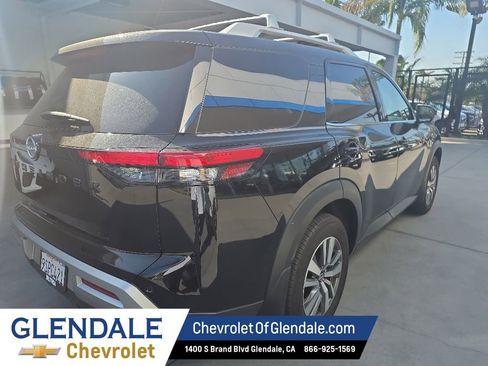 Used 2025 Nissan Pathfinder SL w/ Black Appearance Package FWD image 6