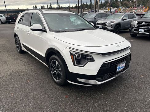 Certified 2023 Kia Niro SX image 3