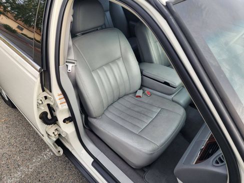 Used 2004 Lincoln Town Car Signature RWD image 18