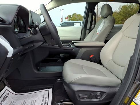 Used 2025 Toyota Sienna XLE image 16