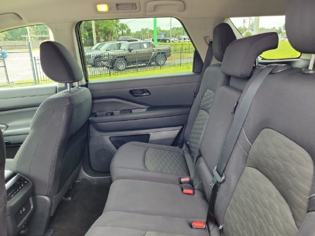 Used 2024 Nissan Pathfinder SV FWD image 13