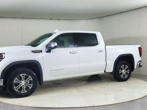Used 2025 GMC Sierra 1500 SLT image 3