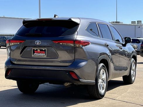 Used 2023 Toyota Highlander LE image 4