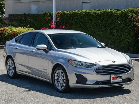 Used 2019 Ford Fusion SE FWD image 3