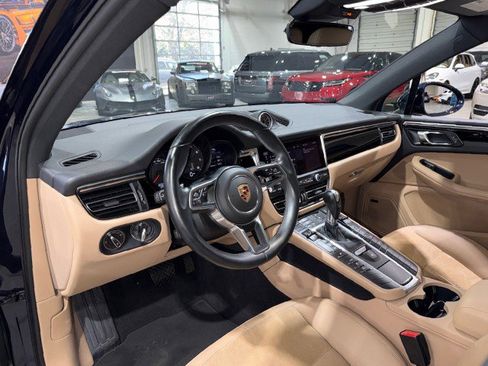 Used 2021 Porsche Macan w/ Premium Package image 8