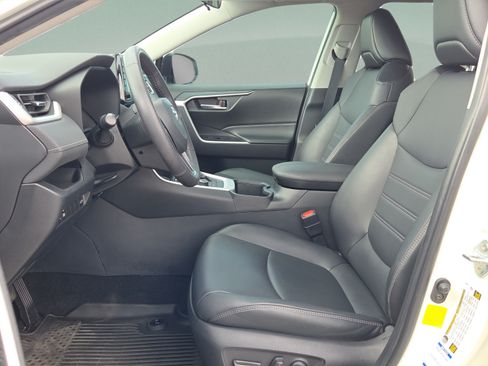 Certified 2022 Toyota RAV4 XLE Premium AWD/4WD image 10