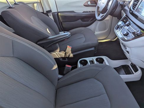 Used 2022 Chrysler Voyager LX image 11
