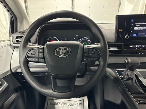 Used 2025 Toyota Sienna LE image 18
