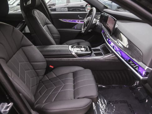 Used 2025 BMW i7 eDrive50 w/ M Sport Package image 13