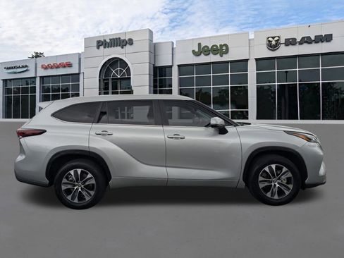 Used 2024 Toyota Highlander XLE FWD image 2