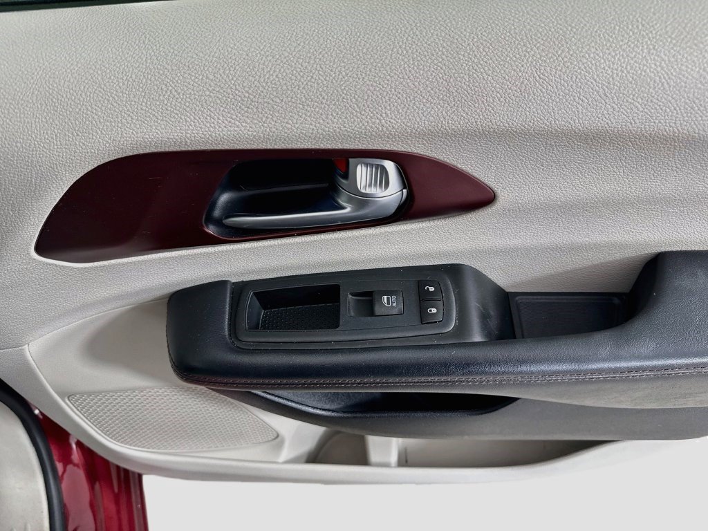 Used 2020 Chrysler Pacifica Limited FWD image 28