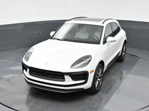 Certified 2025 Porsche Macan image 33
