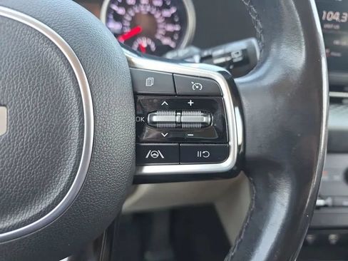 Used 2023 Kia Carnival LX w/ Paint Protection Package FWD image 17