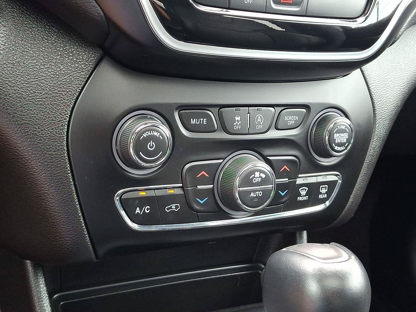 Used 2019 Jeep Cherokee Limited AWD/4WD image 17