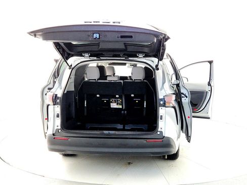 Used 2024 Toyota Sienna LE image 11