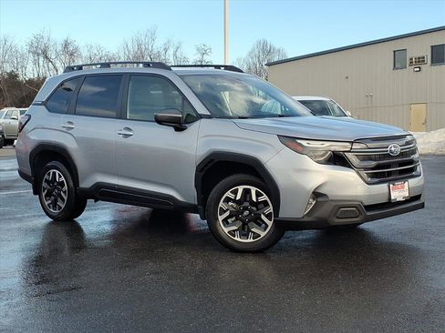 Used 2025 Subaru Forester Premium image 2