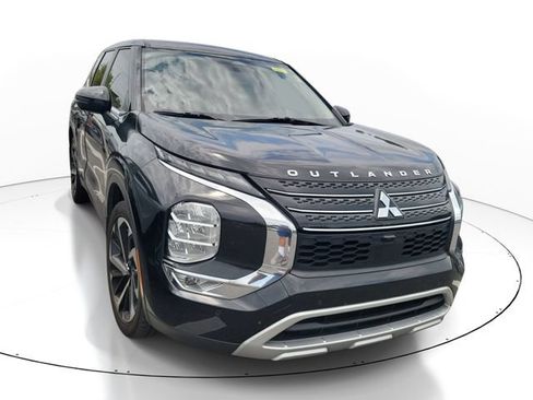 Used 2023 Mitsubishi Outlander SE FWD image 3
