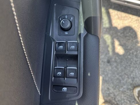 Used 2022 Volkswagen Tiguan SE w/ Panoramic Sunroof Package FWD image 13