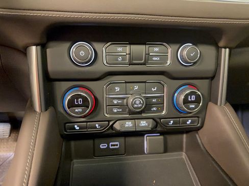 Used 2021 Chevrolet Tahoe LT w/ LT Signature Package RWD image 22
