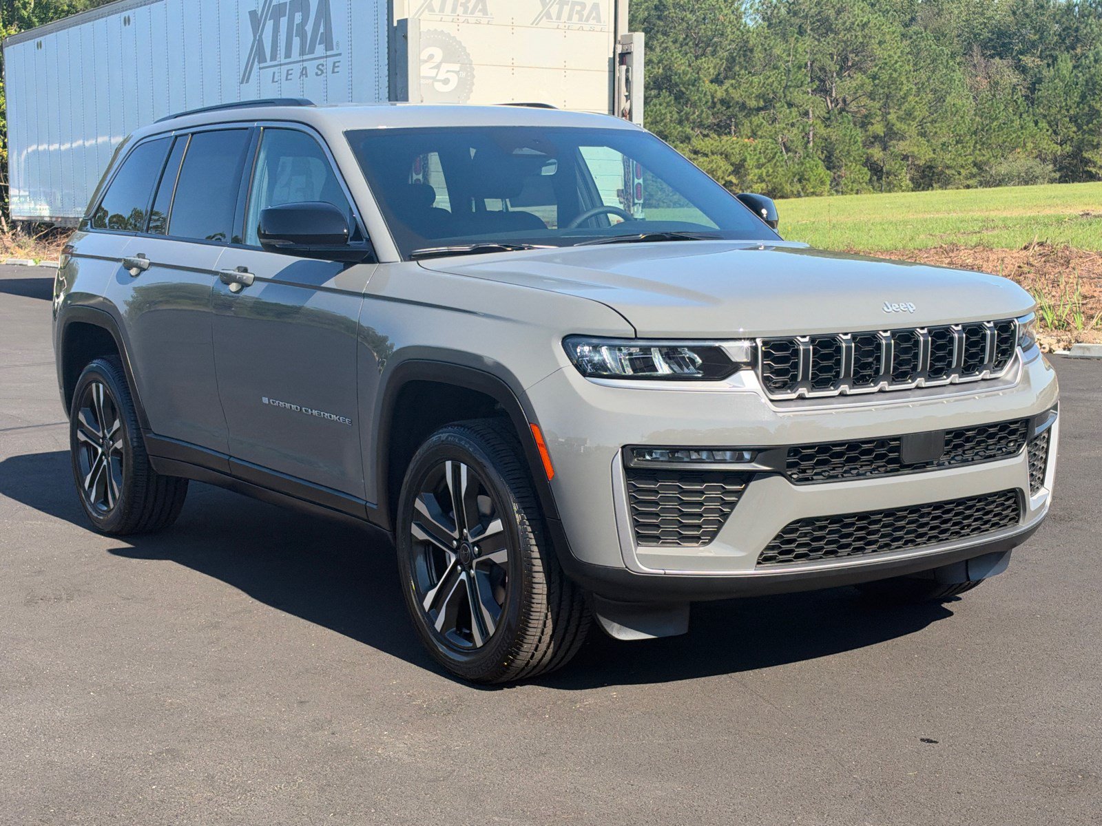 New 2027 Jeep Grand Cherokee Limited AWD/4WD image 3