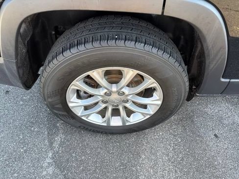Used 2019 Jeep Cherokee Latitude w/ Cold Weather Group AWD/4WD image 9