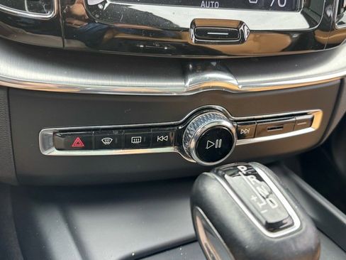 Used 2019 Volvo XC60 T5 Momentum w/ Premium Package image 16
