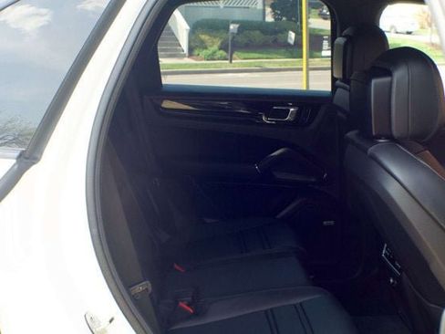 Used 2021 Porsche Cayenne S AWD/4WD image 48