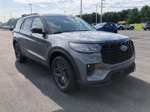 Used 2025 Ford Explorer ST-Line w/ ST-Line Street Pack image 7