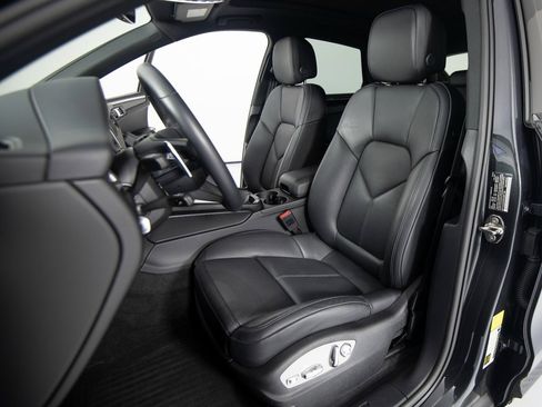 Certified 2025 Porsche Macan image 5