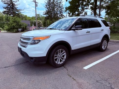 Used 2015 Ford Explorer XLT w/ Equipment Group 202B AWD/4WD image 11