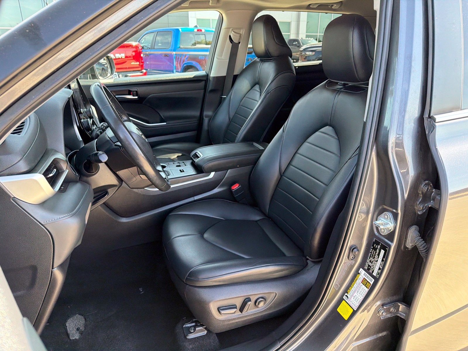 Used 2024 Toyota Highlander XLE FWD image 14