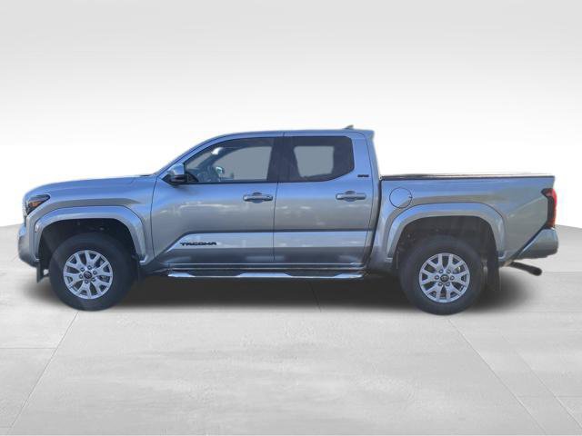 Used 2025 Toyota Tacoma SR5 AWD/4WD image 9
