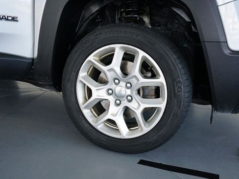 Used 2018 Jeep Renegade Latitude w/ UConnect 8.4 Nav Group image 9