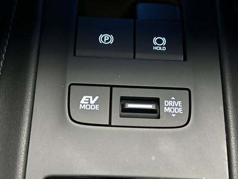 Used 2022 Toyota Venza LE image 35