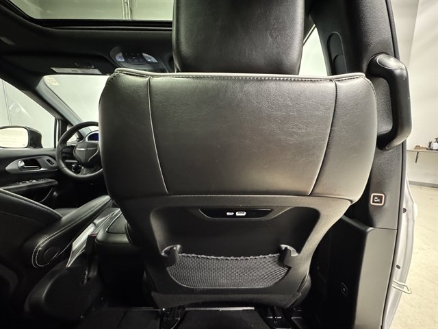 Used 2025 Chrysler Pacifica Limited FWD image 15