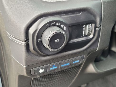 Used 2025 Jeep Wrangler Unlimited Sahara w/ Safety Group AWD/4WD image 17
