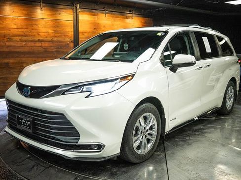 Used 2021 Toyota Sienna Limited image 2