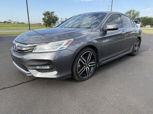 Used 2017 Honda Accord Touring image 1