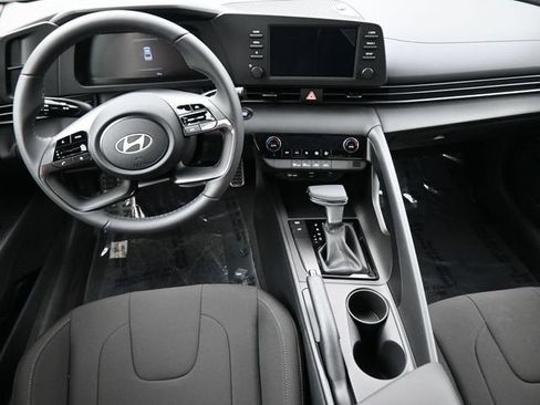 Used 2025 Hyundai Elantra Sport FWD image 13