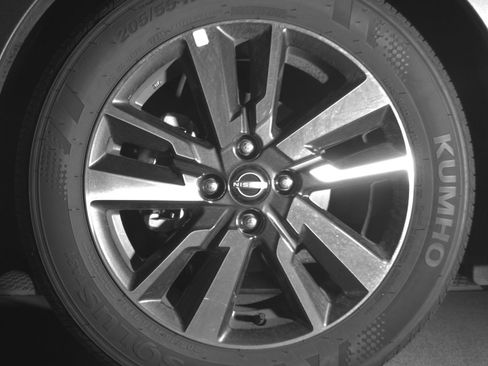 Used 2025 Nissan Versa SV image 12