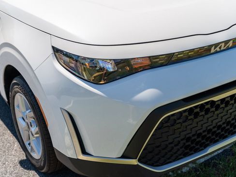 Used 2025 Kia Soul LX w/ LX Technology Package FWD image 10