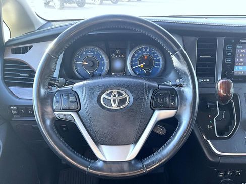 Used 2017 Toyota Sienna Limited image 11
