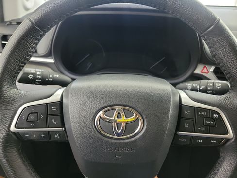 Used 2023 Toyota Sienna XLE w/ XLE Plus Package FWD image 22